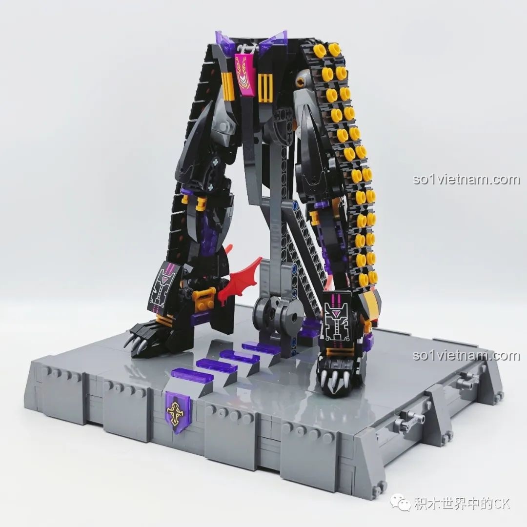 Phần chân robot Mecha JIESTAR 67010 Kỵ Sĩ Tai Ương dần hình thành, trông rất mạnh mẽ và vững chãi.