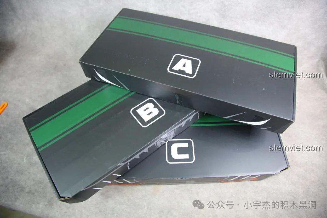 Ba hộp nhỏ A, B, C chứa các túi chi tiết bên trong hộp lớn của bộ lắp ráp GULY 10616.