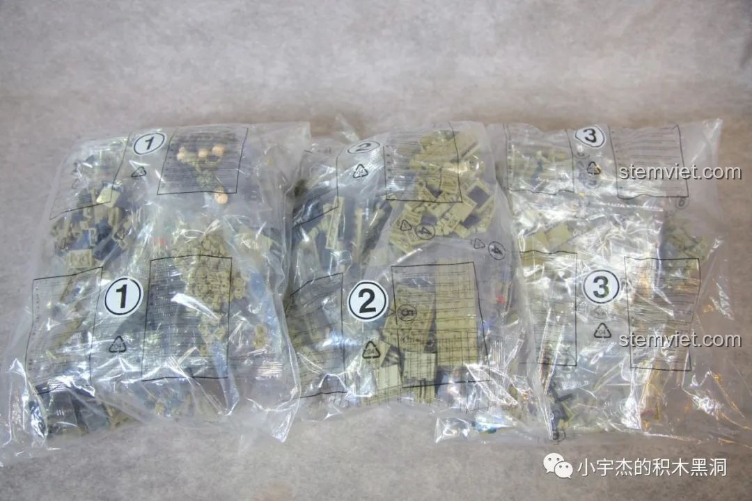 Các túi chi tiết được phân thành 3 bịch lớn trong bộ xếp hình Xe tải quân sự hạng nặng HEMTT.