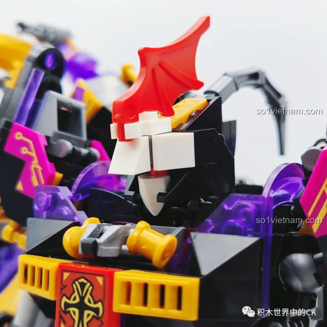 Phần đầu robot Kỵ Sĩ Tai Ương với chi tiết sừng đỏ và giáp trắng, thiết kế sắc sảo, tăng vẻ hung dữ và mạnh mẽ cho robot.