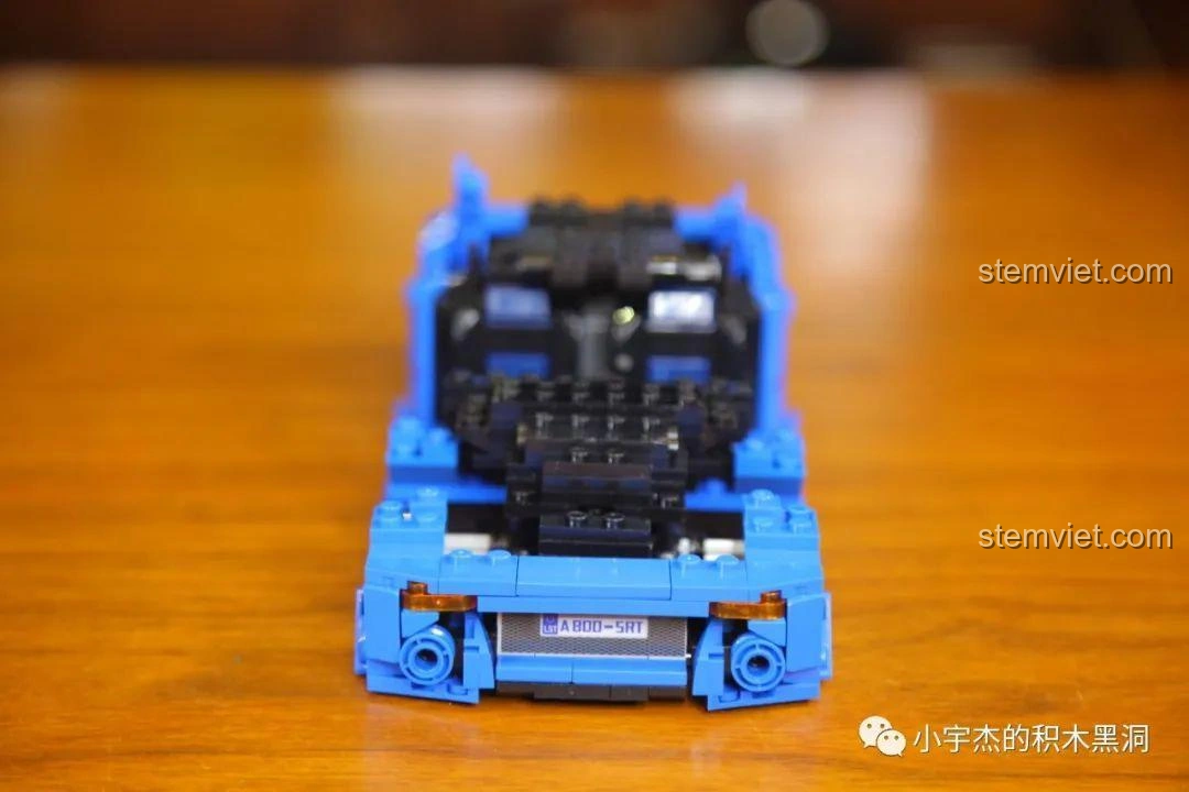 Phần đầu xe của bộ lắp ráp Jia Zhi 8408 Subaru Impreza đang được lắp ráp chi tiết.