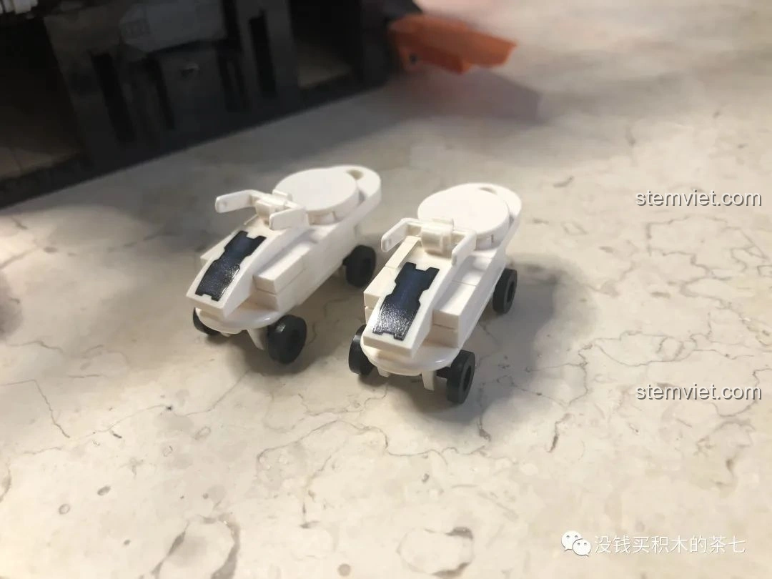 Phần dưới của mô hình lắp ráp SEMBO 108776 Căn cứ Phượng Hoàng Sào Ultraman bị rỗng.