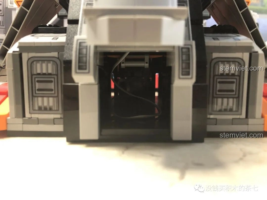 Cận cảnh phần dưới của căn cứ Phượng Hoàng Sào trong phim Ultraman Mebius, nơi Rapid-go được vận chuyển.