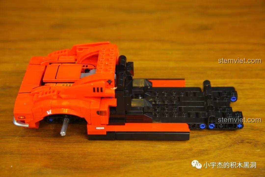 Phần thân sau của mô hình Ferrari Dino 246 GTS đang được lắp ráp từ bộ SEMBO 705701.