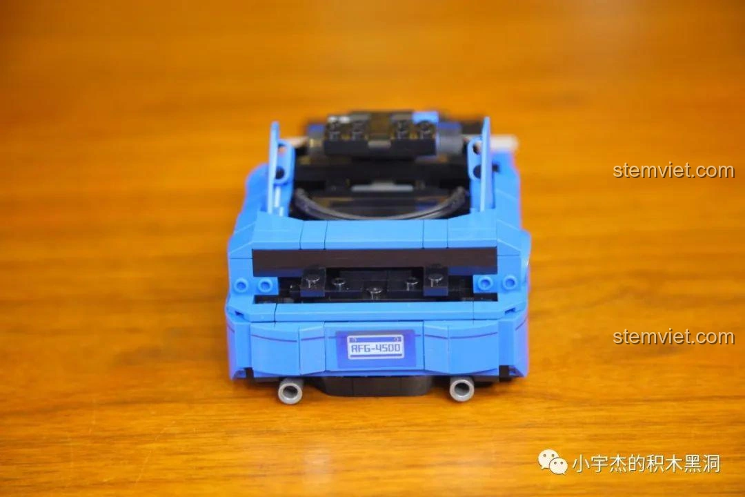 Phần đuôi xe của bộ lắp ráp Jia Zhi 8408 Subaru Impreza đang được hoàn thiện.