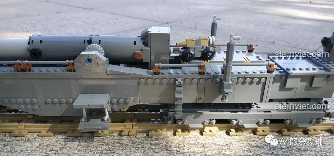 Góc nhìn tổng thể phần giữa của mô hình KAZI KY10005 Pháo Xe Lửa Dora 800mm Đức, bao gồm đường ray.