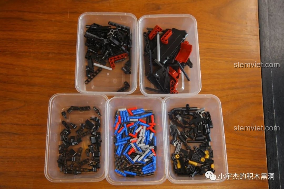 Các chi tiết của bộ lắp ráp Xe người kéo 50014 được phân loại vào các hộp nhựa để dễ dàng lắp ráp.