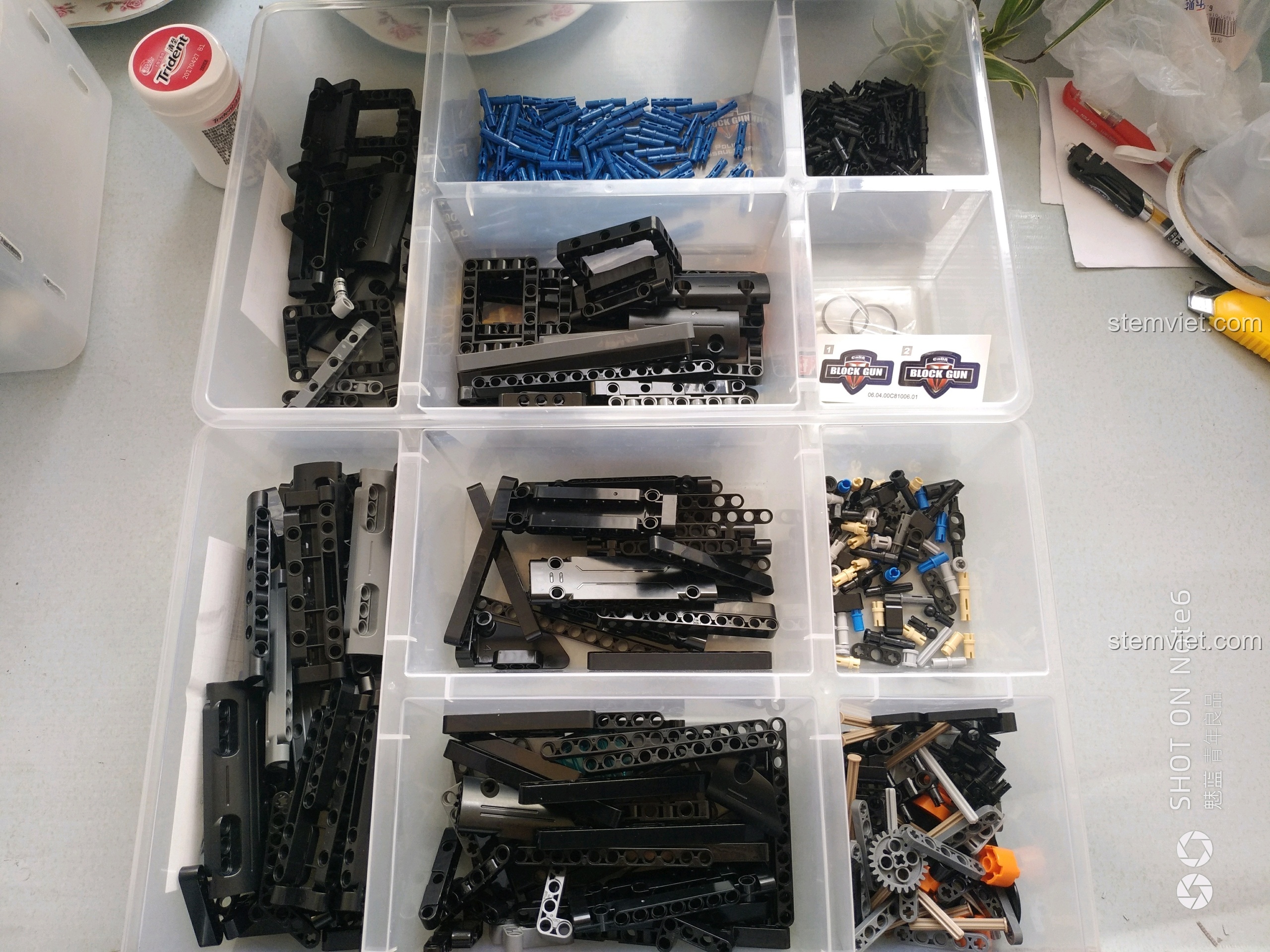 Các chi tiết của bộ xếp hình Mô súng MP5 81006 tiết kiệm được phân loại vào khay, một bước chuẩn bị thông minh.