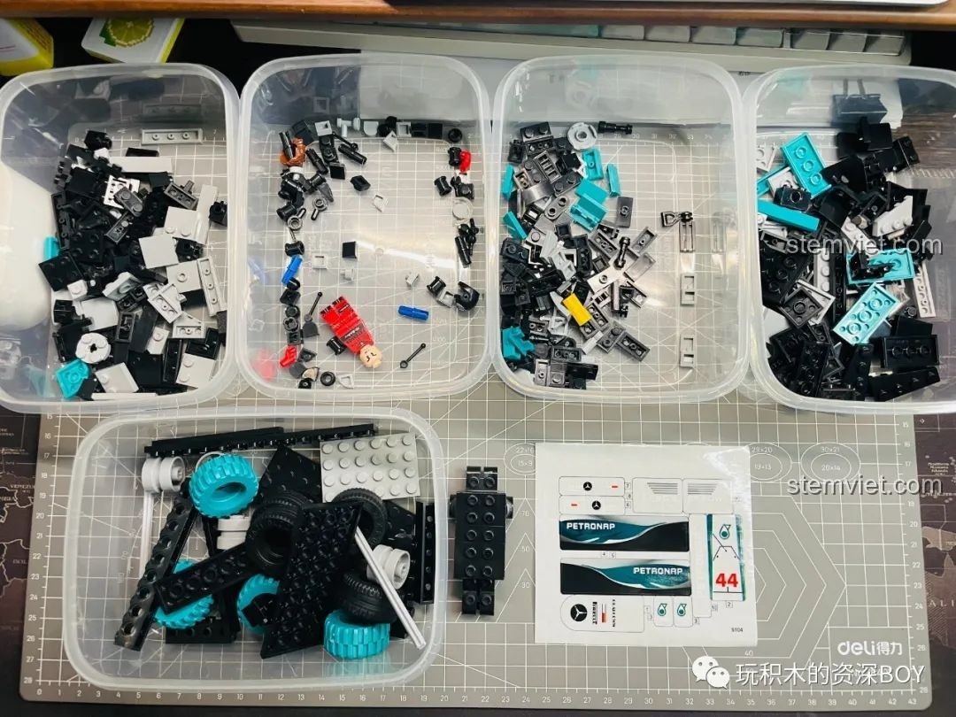 Các mảnh ghép của bộ KAZI KY6104 được phân loại vào các hộp nhựa để chuẩn bị cho quá trình lắp ráp.