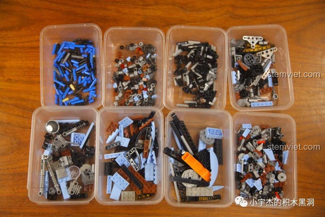 Toàn bộ 729 chi tiết của bộ SEMBO 701714 được đổ ra và phân loại thủ công vào các khay nhựa.