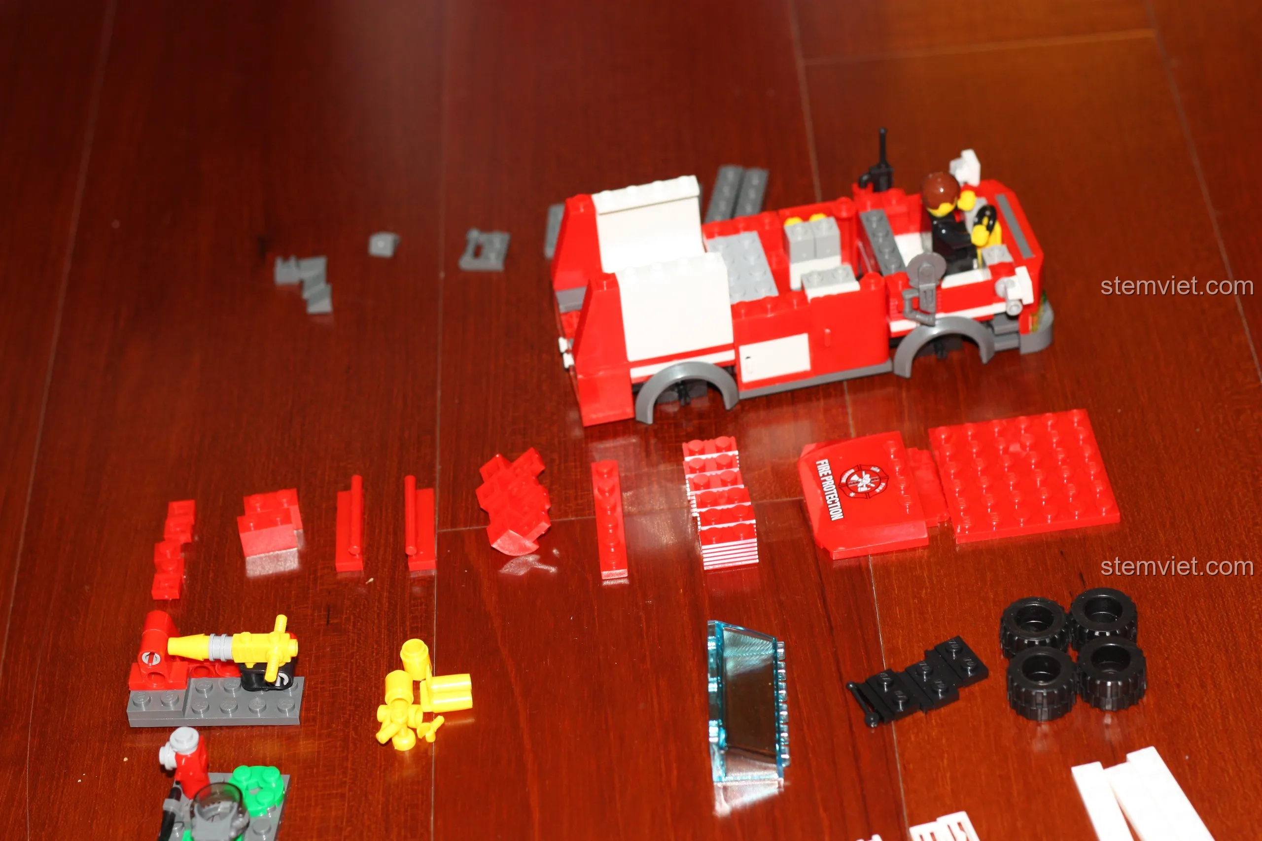Các chi tiết của bộ lắp ráp Xe Chữa Cháy cho trẻ em trên 6 tuổi được phân loại để dễ dàng tìm kiếm.