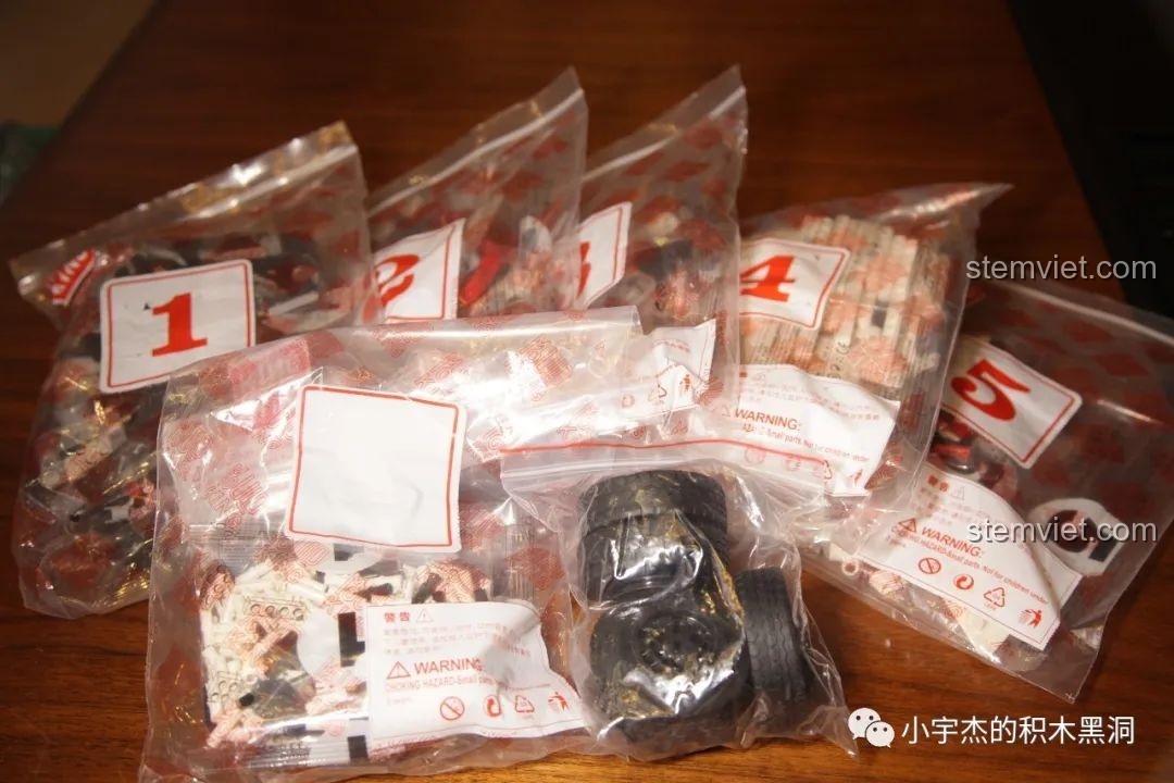 Các túi chi tiết của bộ Mould King 13069 được phân loại theo 5 bước lắp ráp, giúp quá trình dễ dàng hơn.