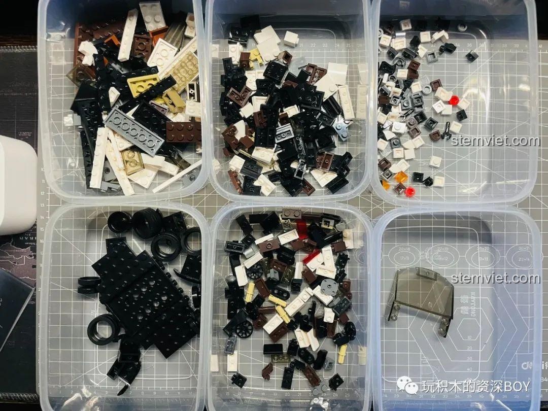 Các chi tiết của bộ lắp ráp Mould King 27013 Xe Đua Toyota AE86 được phân loại vào các khay riêng biệt, giúp quá trình lắp ráp thuận tiện.