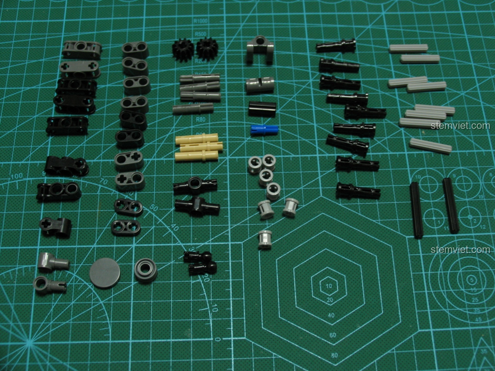 Phân loại các chi tiết nhỏ như trục, bánh răng, khớp nối của bộ lắp ráp Súng M4A1 Carbine cho trẻ từ 8 tuổi.