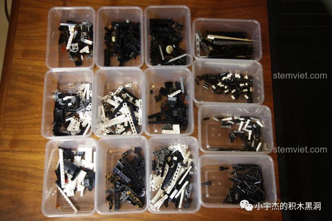 Các chi tiết lắp ráp được phân loại vào các hộp nhỏ để chuẩn bị cho quá trình lắp ráp.