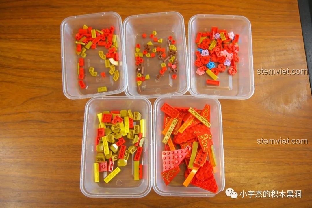 Phân loại các chi tiết trang trí như hoa, đồng tiền, câu đối ra khay để hoàn thiện nắp hộp WOMA C.9122.