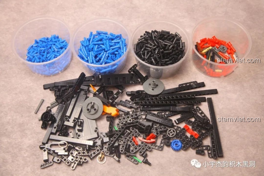 Các chi tiết từ túi số 1 được phân loại ra các hộp nhỏ, một mẹo hữu ích khi lắp ráp các bộ technic phức tạp.