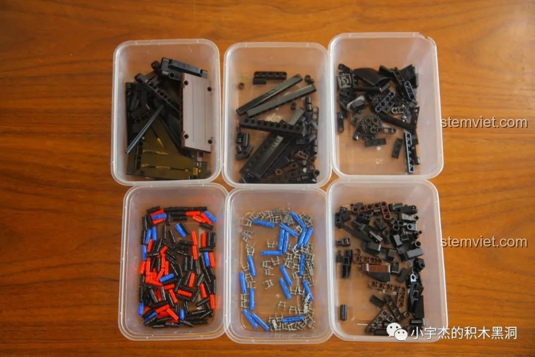 Các chi tiết từ túi số 1 của bộ AchKo 50015 được phân loại ra các hộp nhỏ để chuẩn bị lắp ráp.
