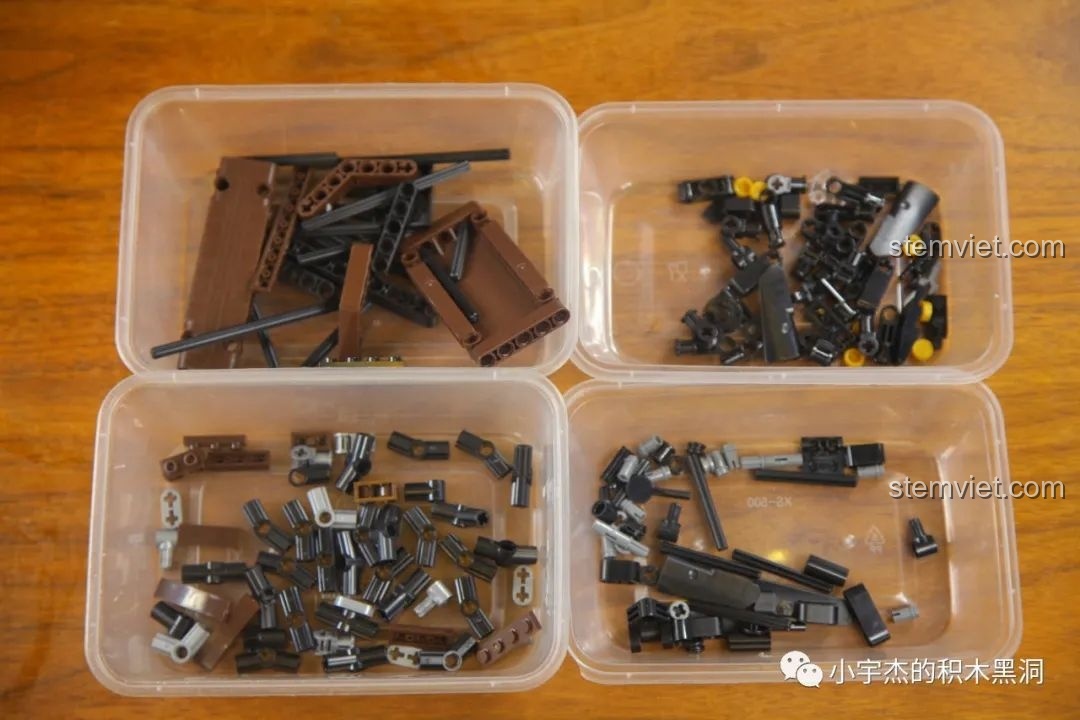 Các chi tiết từ túi số 2 của bộ AchKo 50015 được phân loại ra các hộp nhỏ, sẵn sàng cho việc lắp ráp.