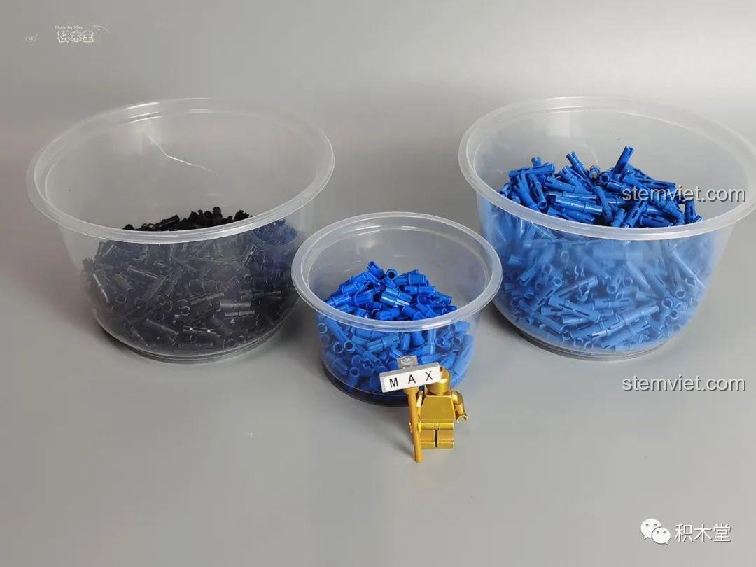 Các chốt cắm được phân loại trong bát nhựa, mẹo nhỏ giúp lắp ráp Taigaole T4004 Xe Cẩu Bánh Lốp dễ dàng hơn.