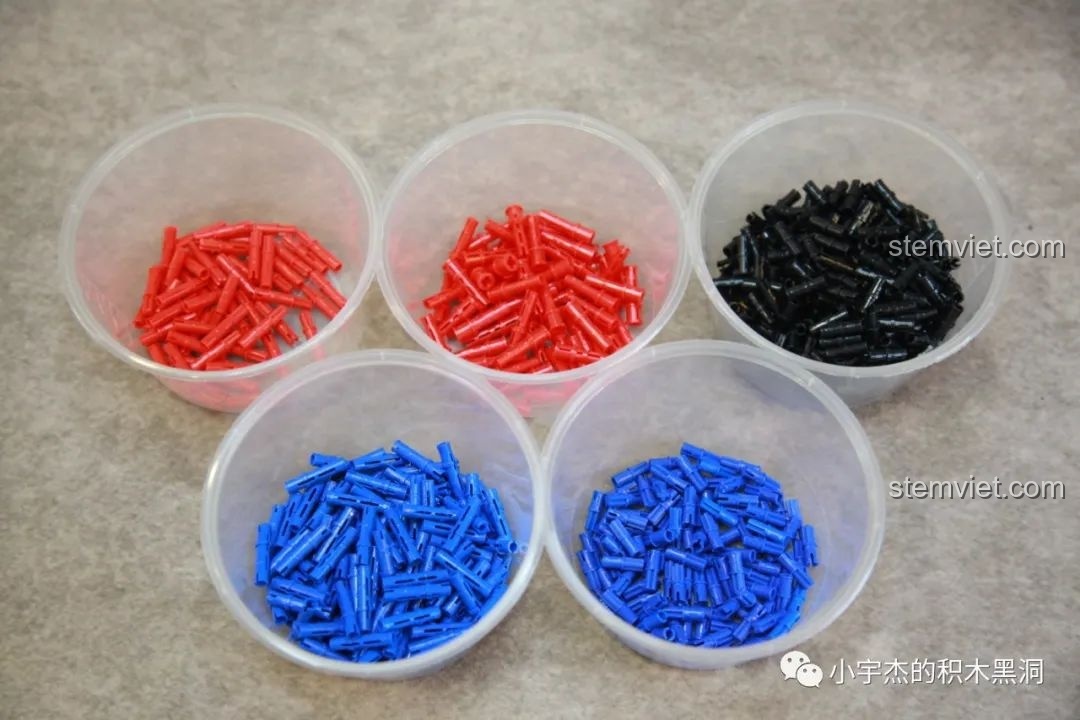 Các chốt pin nhiều màu sắc được phân loại trong các hộp nhỏ để tiện cho việc lắp ráp.