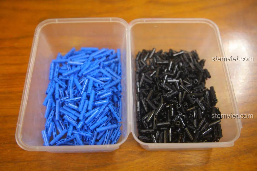 Các chốt pin màu xanh và đen được phân loại vào hai khay nhựa riêng biệt để tiện cho việc lắp ráp.