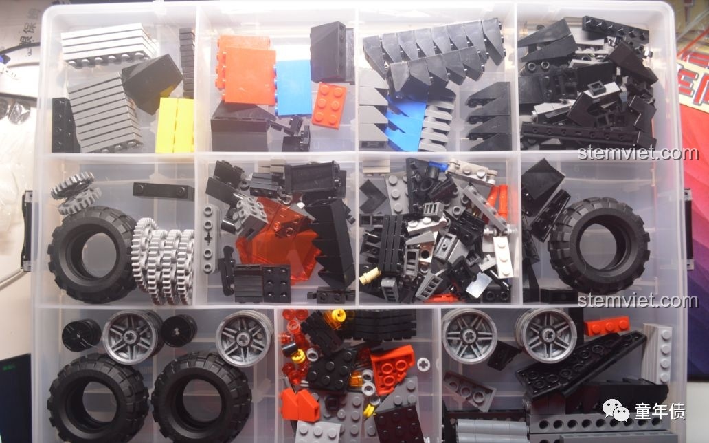 Các chi tiết gạch của bộ Mould King 13020 được phân loại ngăn nắp trong khay đựng trước khi lắp ráp.