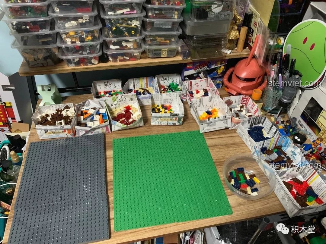 Quá trình phân loại các chi tiết gạch của bộ WANGE 6313 vào các hộp nhỏ trước khi bắt đầu lắp ráp để tiết kiệm thời gian.