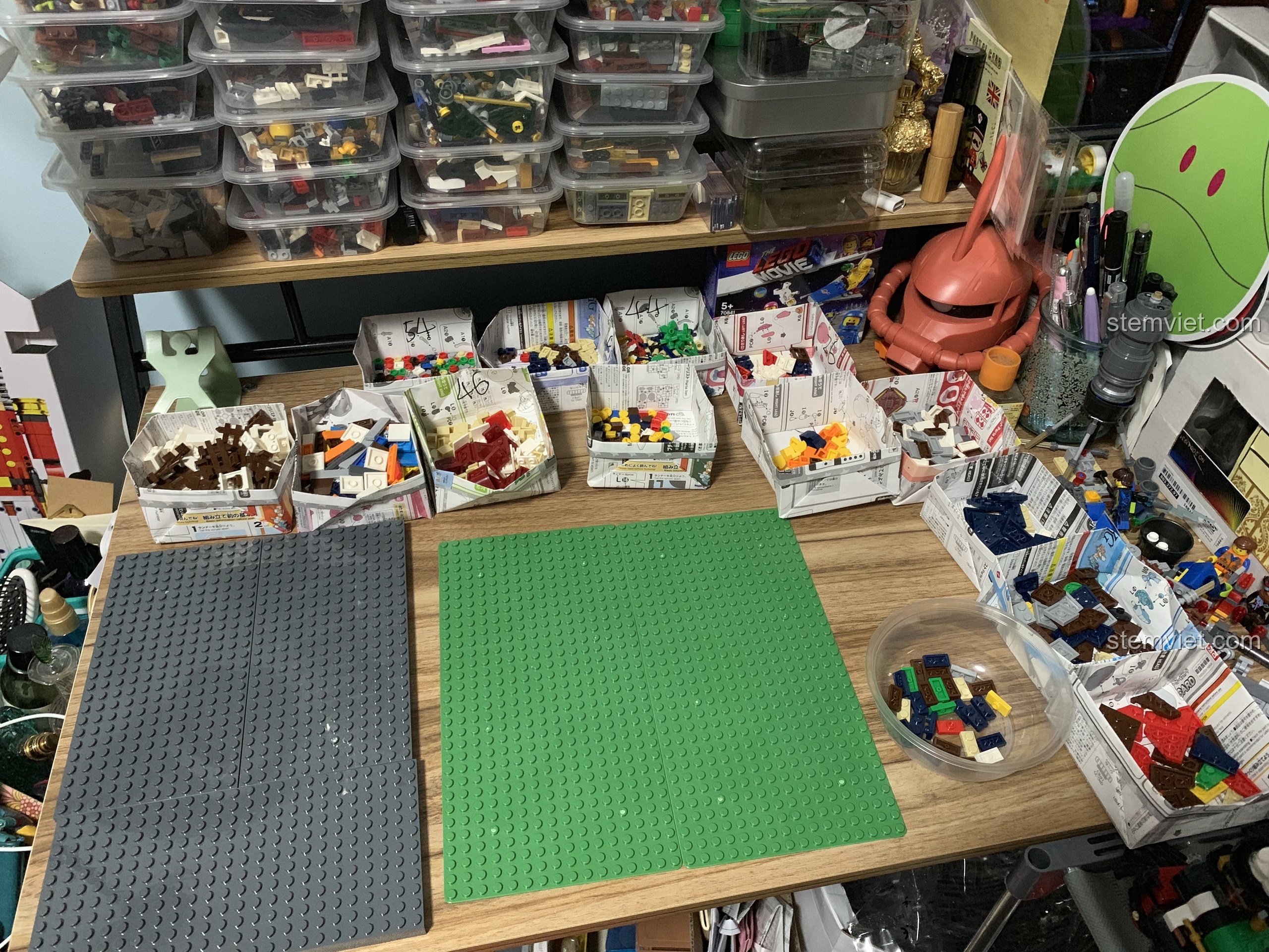 Quá trình phân loại các mảnh ghép của bộ WANGE 6313 Tòa nhà Modular Building để chuẩn bị cho việc lắp ráp hiệu quả.