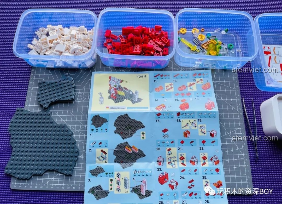 Quá trình phân loại linh kiện đồ chơi lắp ráp Ultraman Mebius SEMBO 108518 theo màu sắc và loại để dễ dàng lắp ráp.