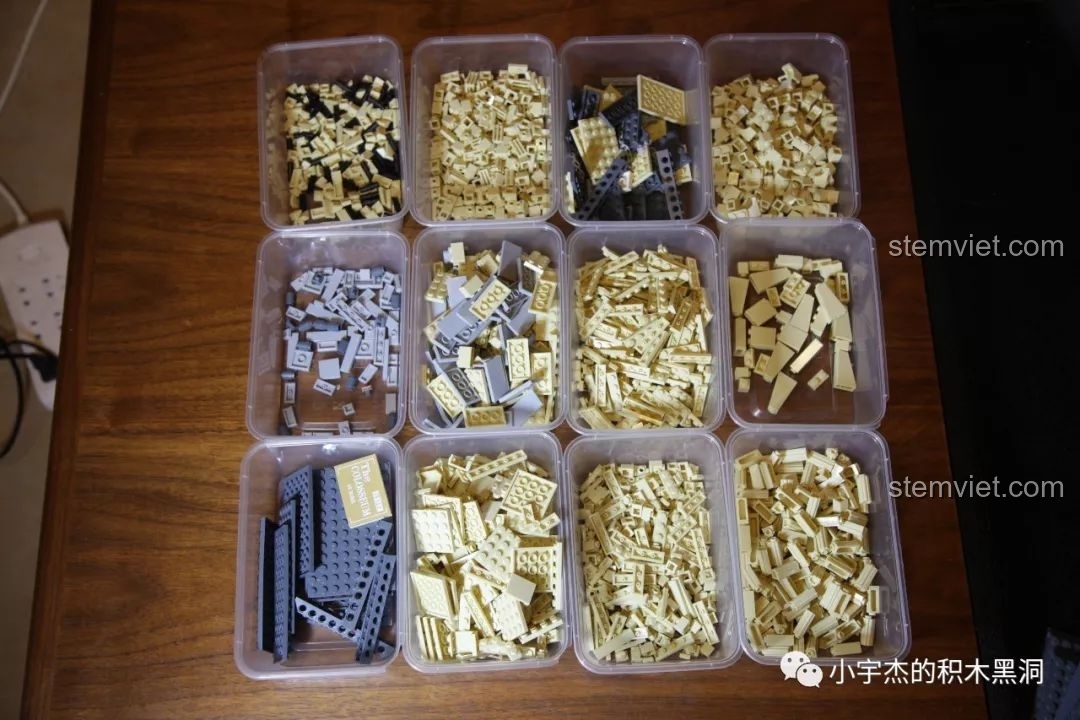 Các mảnh ghép của bộ WANGE 5225 Đấu trường Colosseum La Mã được phân loại vào các hộp nhỏ tiện lợi.