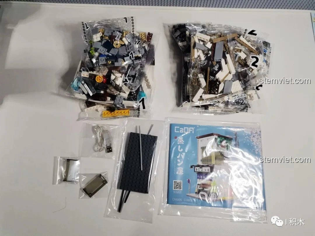 Toàn bộ mảnh ghép CaDA C66006 được phân chia thành hai túi lớn, kèm sách hướng dẫn và đèn LED
