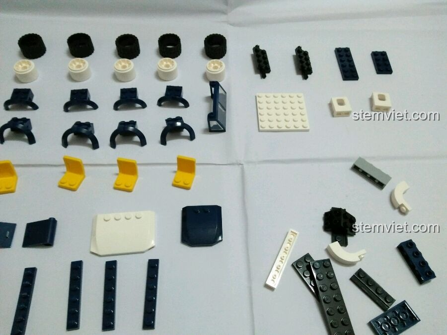 Các mảnh ghép của bộ Enlighten 1906 được sắp xếp gọn gàng trên mặt phẳng, chuẩn bị cho quá trình lắp ráp.