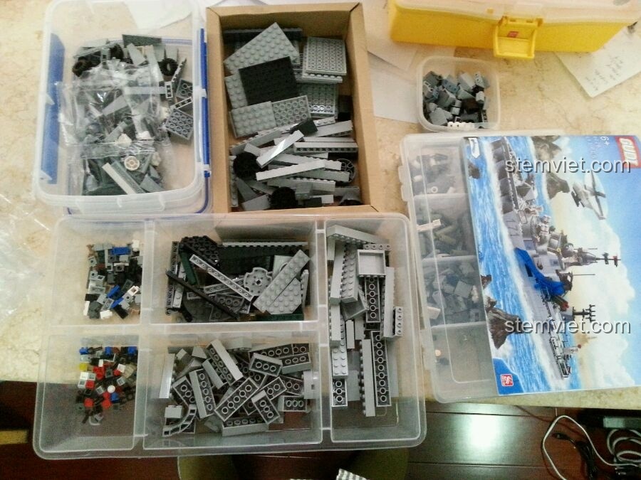 Các mảnh ghép của bộ lắp ráp GUDI 8026 Tàu Hộ Vệ Tên Lửa được phân loại vào các khay nhỏ, chuẩn bị cho quá trình lắp ráp.