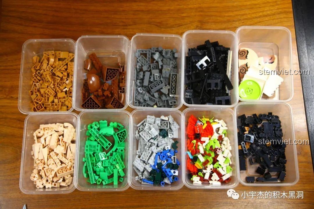 Các mảnh ghép của bộ K Box 10302 Teemo đã được phân loại gọn gàng vào các hộp nhỏ theo màu sắc.