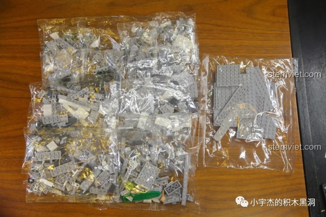 Các túi mảnh ghép được phân loại riêng biệt theo từng bước lắp ráp của bộ Sluban M38-B0986 Su-57 Flanker.