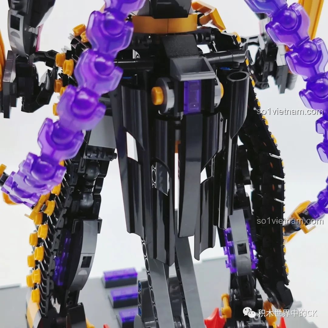 Phần lưng robot Mecha với các chi tiết khớp nối và đuôi rồng, tạo nên vẻ ngoài độc đáo và mạnh mẽ cho Kỵ Sĩ Tai Ương.