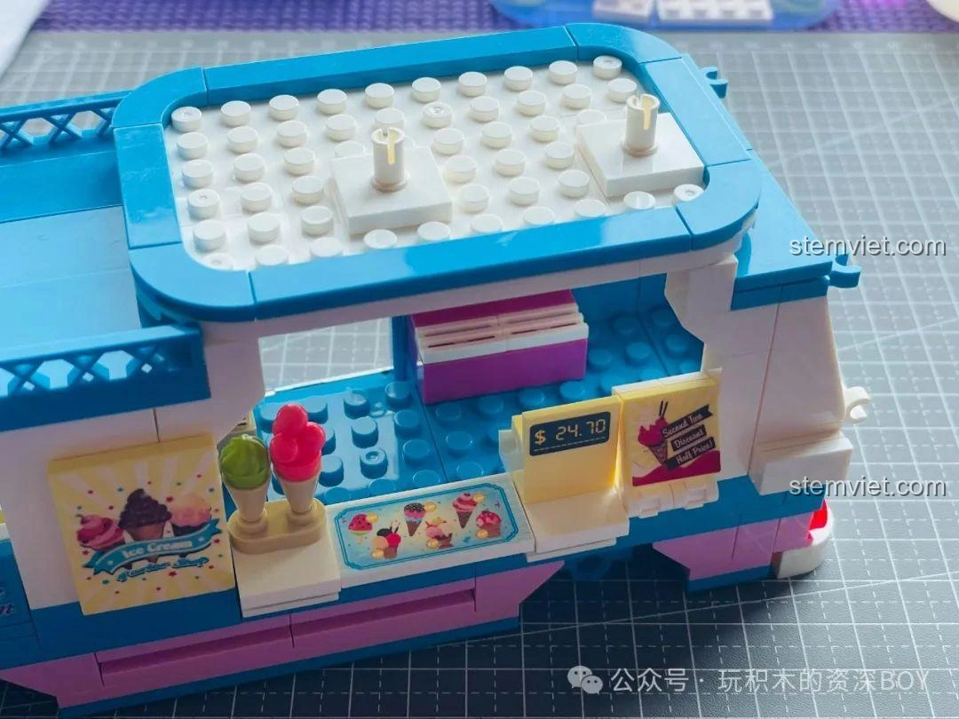 Mảnh ghép phần mái xe riêng biệt của bộ lắp ghép Xe Kem Đường Phố SEMBO 601300, với các chốt cố định.