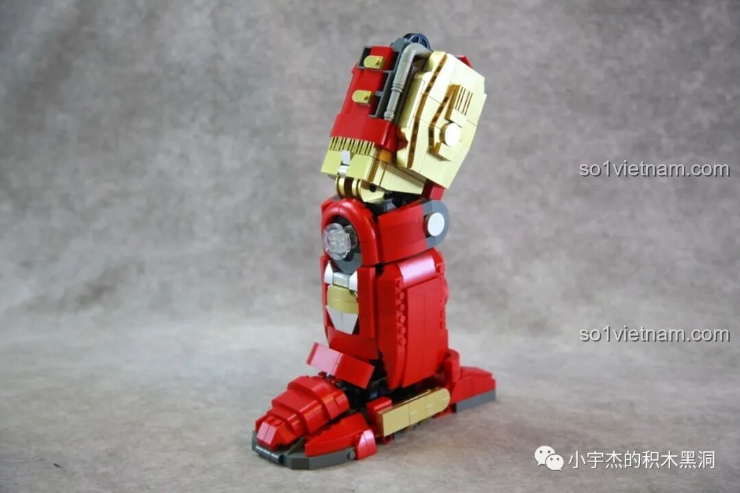 Phần ngực của Giáp Chống Hulk MK44 KBOX V5004 đang được lắp ráp, thể hiện cấu trúc bên trong.