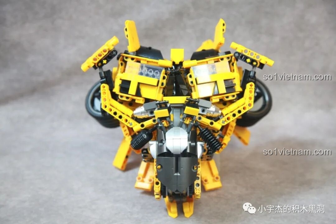 Phần ngực của mô hình Bumblebee được lắp ráp hoàn chỉnh, thêm nhiều chi tiết và lớp lang hơn so với khung thân ban đầu.