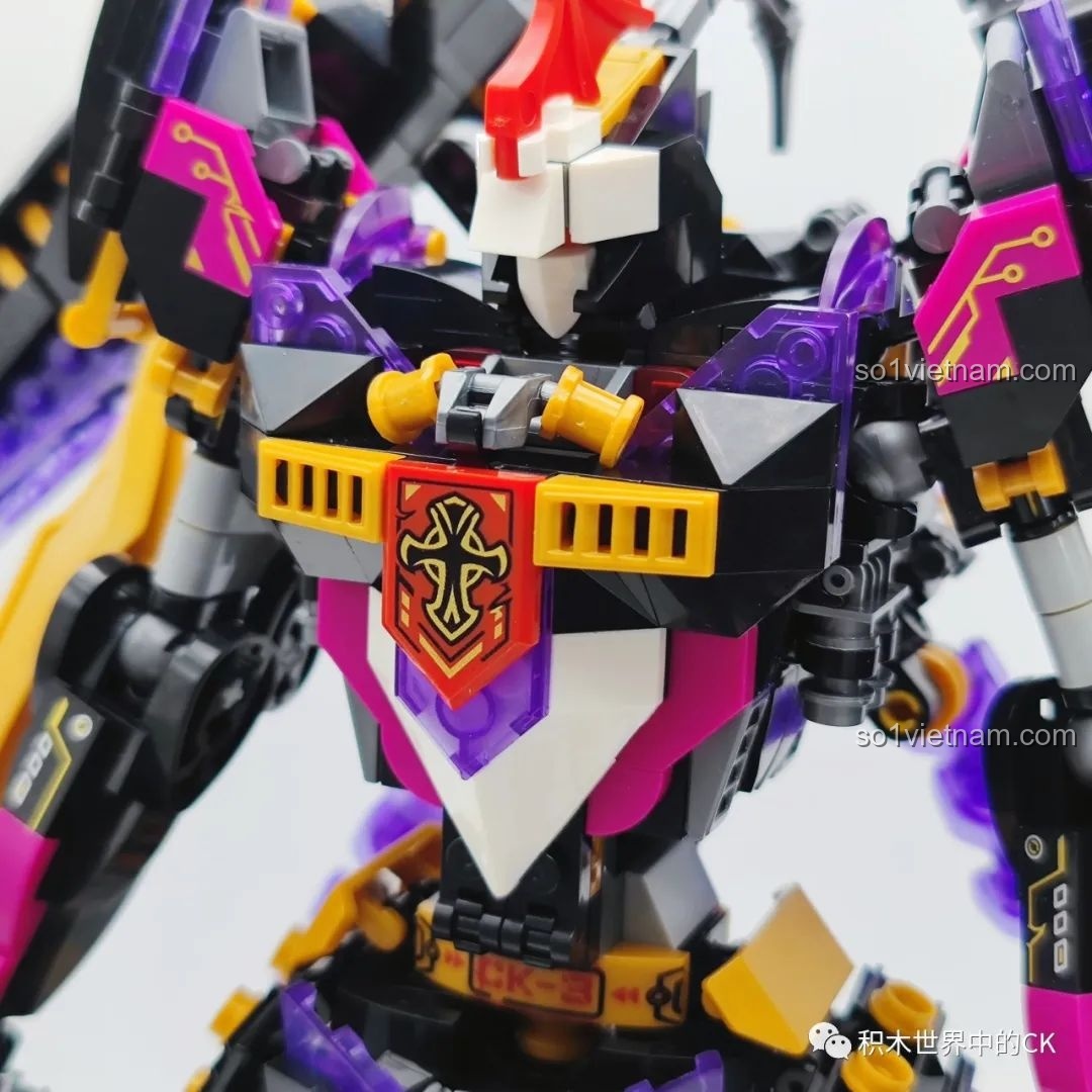 Phần ngực robot Kỵ Sĩ Tai Ương với biểu tượng đặc trưng và các chi tiết giáp, tạo nên vẻ ngoài mạnh mẽ và uy nghi cho robot.