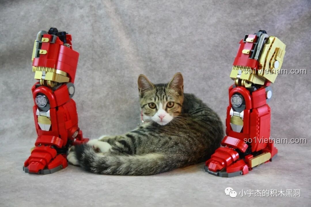 Phần thân của Giáp Chống Hulk MK44 KBOX V5004 đã hoàn thành, với đèn LED ở ngực sáng rực.