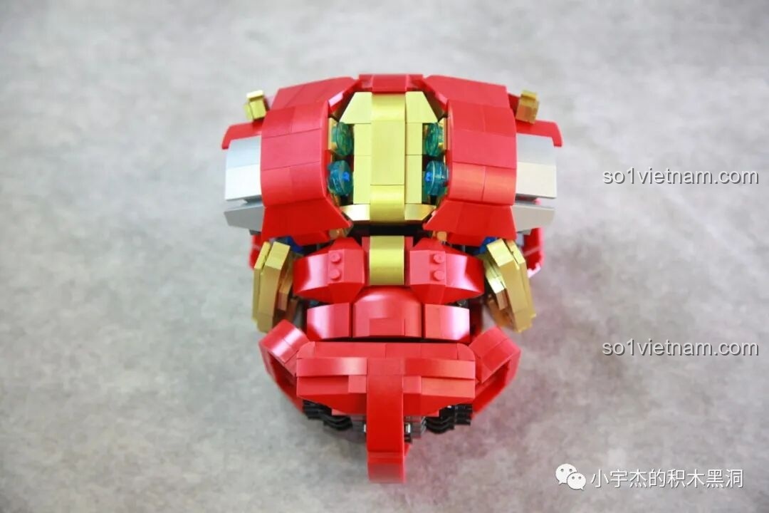 Phần thân của Giáp Chống Hulk MK44 KBOX V5004 đã hoàn thành, nhìn từ góc chéo.