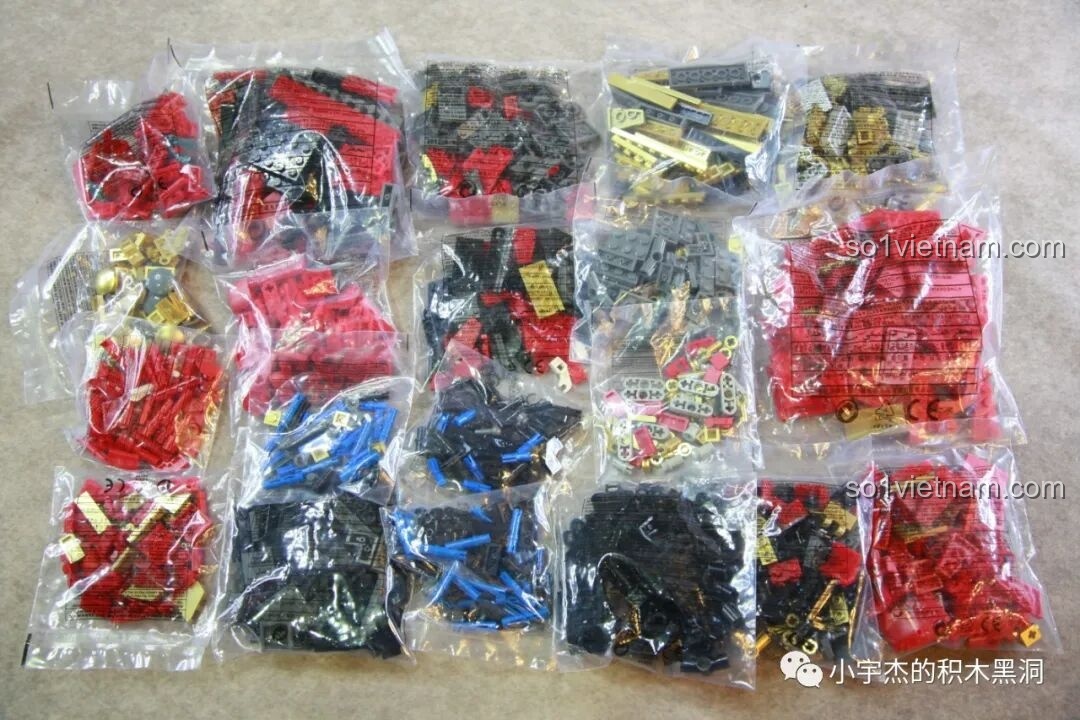 Phần thân của Giáp Chống Hulk MK44 KBOX V5004 đã hoàn thành, nhìn từ phía sau.