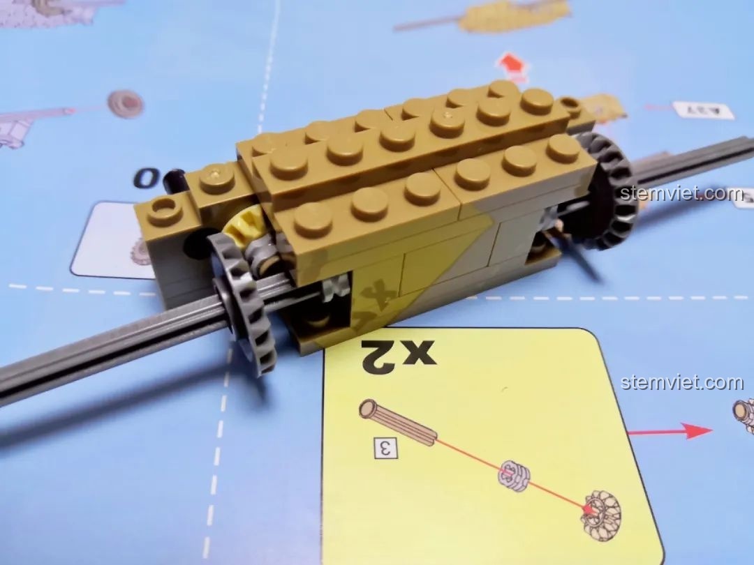 Phần thân xe tăng CaDA T-90 Tank đang được lắp ráp.