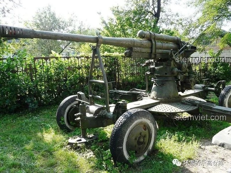 Cận cảnh pháo cao xạ 85mm 52-K/M1939 trong bối cảnh lịch sử, thể hiện sự đồ sộ của vũ khí. Đánh giá QUANGUAN 078 Vũ khí quân sự Liên Xô.