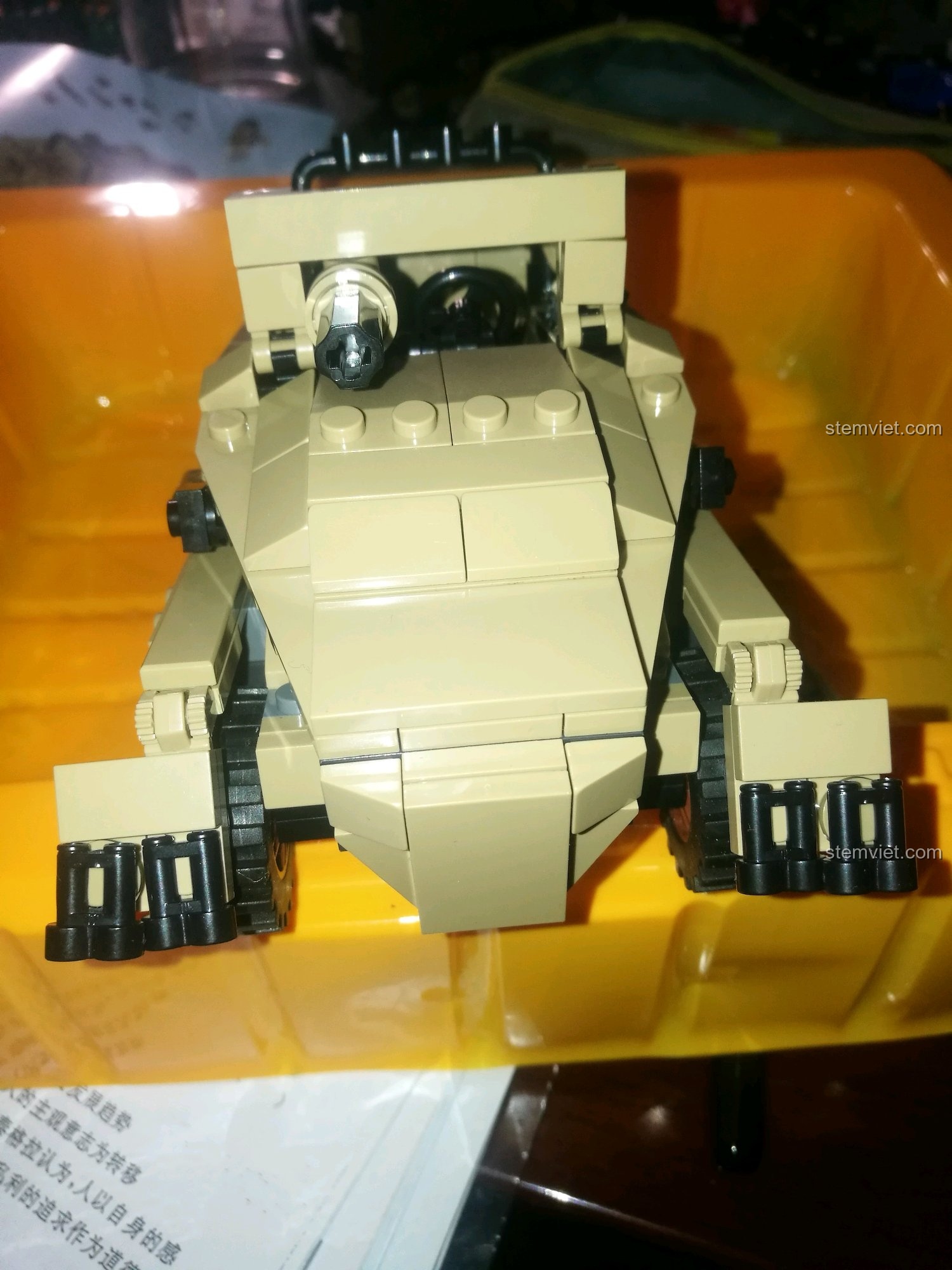 Pháo chính của xe bọc thép SEMBO 101341 có thể điều chỉnh góc bắn, tăng tính tương tác.