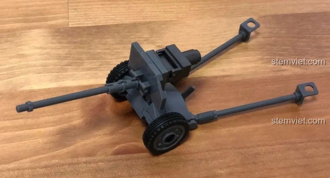 Khẩu pháo dã chiến hoàn chỉnh, có bánh xe và càng pháo di động, thuộc bộ xếp hình Sluban M38-B0861.