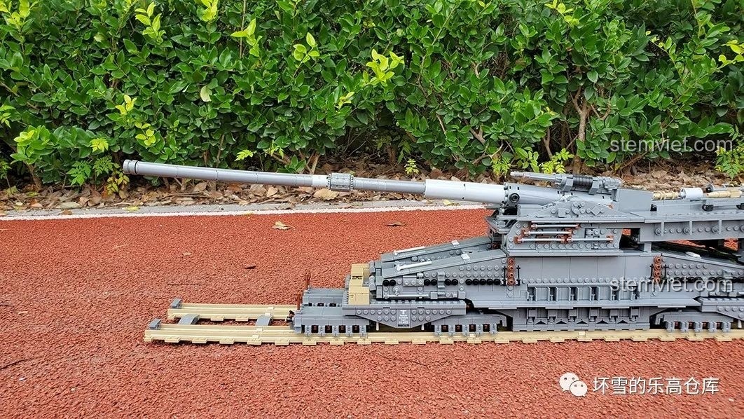 Góc nhìn ngang của mô hình Pháo Xe Lửa Dora 800mm Đức KAZI KY10005, thể hiện chiều dài ấn tượng.