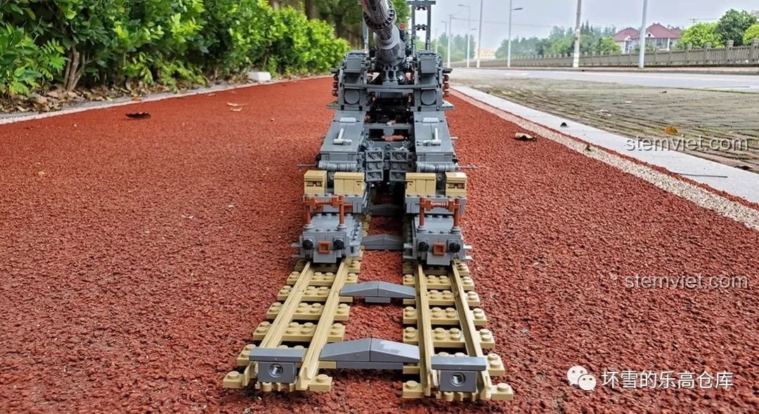 Mô hình Pháo Xe Lửa Dora 800mm Đức KAZI KY10005 nhìn từ phía sau, với hệ thống đường ray kép.
